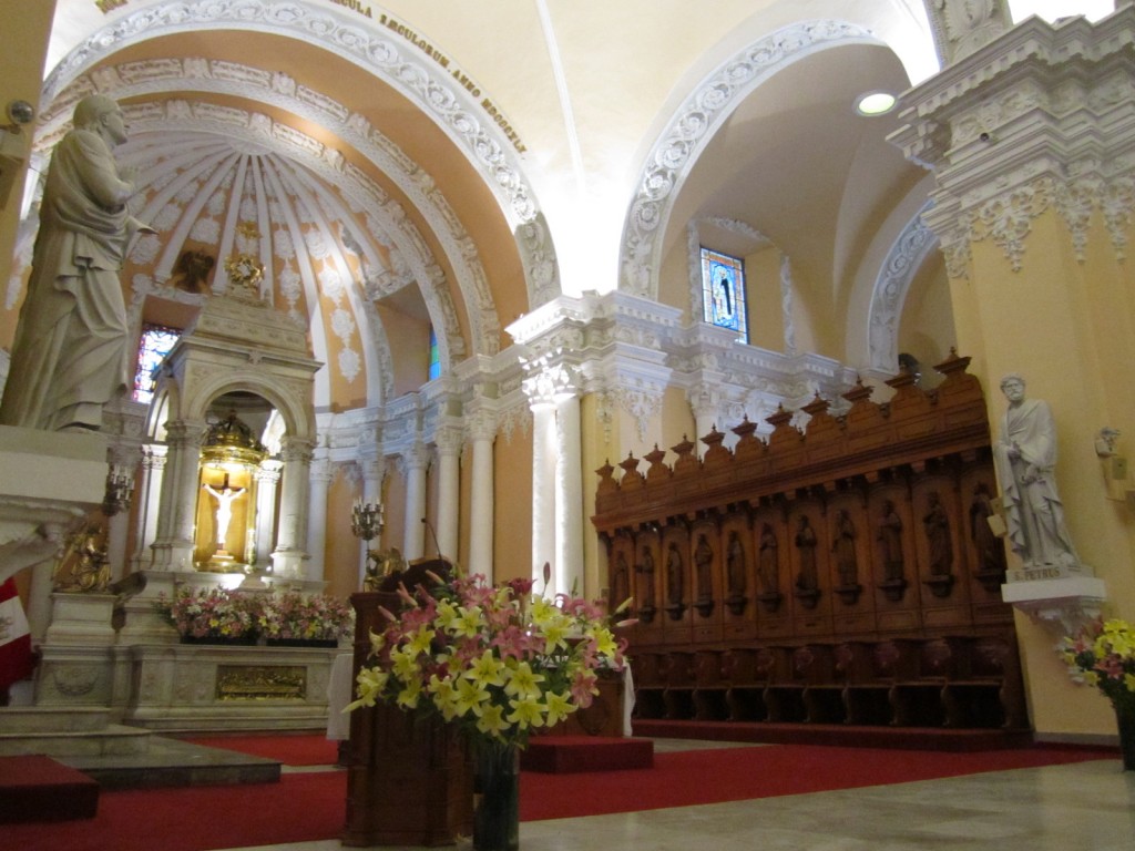 Alter and Choir inside La Catedral